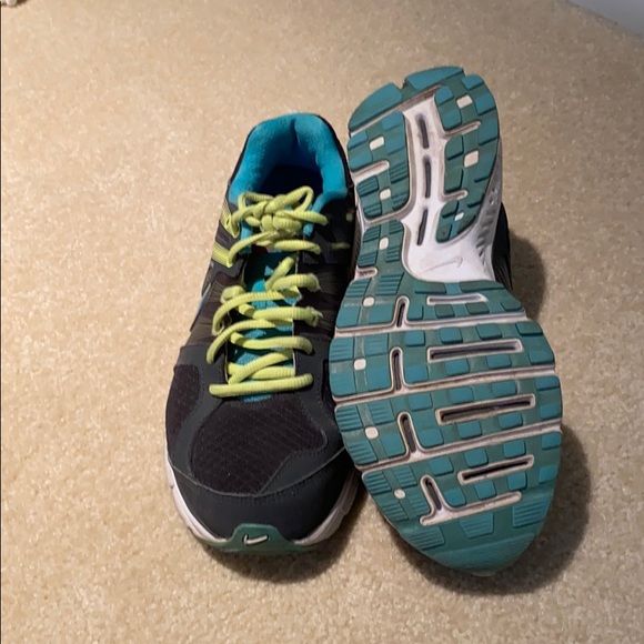 Nike Tennis Shoes. - Picture 2 of 2